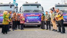 Gubernur Khofifah Indar Parawansa melepas enam truk produk ekspor IKM Desa Devisa senilai Rp5,8 miliar dalam Festival Ekspor Jatim 2025 di Surabaya. (Foto Dok Ho/RadarBangsa.co.id)