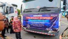 Gubernur Khofifah Indar Parawansa melepas enam truk produk IKM Desa Devisa senilai Rp5,8 miliar dalam Festival Ekspor Jatim 2025. (Foto Dok Ho/RadarBangsa.co.id)