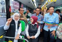 Gubernur Khofifah saat memperkenalkan fitur digital Trans Jatim Malang Raya. (Foto Dok Ho/RadarBangsa.co.id)