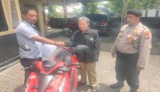 Petugas kepolisian mengecek motor curian yang berhasil ditemukan setelah hilang dua pekan. (Foto Dok Ho/RadarBangsa.co.id)