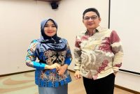 (Kiri) Lia Istifhama menyampaikan pesan haru pada peringatan Hari Guru Nasional 2025 di Jawa Timur. (Foto Dok Ho/RadarBangsa.co.id)