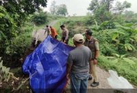 Petugas BPBD meninjau TPT ambrol di Wedoro, Pasuruan, akibat hujan deras yang menyebabkan jalan antar desa menyempit (Foto Dok Ho/RadarBangsa.co.id)
