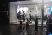 Petugas Polsek Tikung memeriksa ruang ATM BRI saat patroli malam di tengah hujan deras untuk memastikan keamanan nasabah. (Foto Dok Ho/RadarBangsa.co.id)