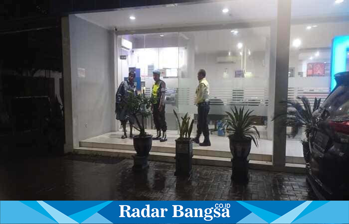 Petugas Polsek Tikung memeriksa ruang ATM BRI saat patroli malam di tengah hujan deras untuk memastikan keamanan nasabah. (Foto Dok Ho/RadarBangsa.co.id)
