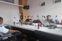 First CEO PT Rexline Engineering Indonesia (REI) Andik Winarno (kiri pojok) saat beri penjelasan kepada awak media di ruangan kerjanya, Senin (11/11/2025).