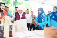 Gubernur Jatim Khofifah Indar Parawansa meninjau pasar murah di Kecamatan Beji, Pasuruan, sambil membagikan bantuan bahan pokok kepada warga. (Foto Dok Ho/RadarBangsa.co.id)