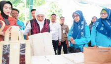 Gubernur Jatim Khofifah Indar Parawansa meninjau pasar murah di Kecamatan Beji, Pasuruan, sambil membagikan bantuan bahan pokok kepada warga. (Foto Dok Ho/RadarBangsa.co.id)