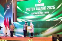 Bupati Banyuwangi Ipuk Fiestiandani (kanan) menerima penghargaan dari Wakil Gubernur Jatim Emil Dardak di Surabaya pada Kamis (13/11/2025). (Foto Dok Ho/RadarBangsa.co.id)