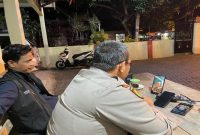 Kapolsek Tikung AKP Anang Purwo Widodo dan Bripka Lendy saat menyapa masyarakat melalui siaran langsung Kamtibmas Digital di media sosial Polsek Tikung. (Foto Dok Ho/RadarBangsa.co.id)