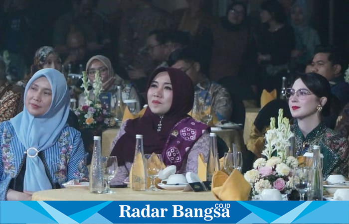 Arumi Bachsin dan Lia Istifhama  menghadiri  penerimaan  penghargaan di ajang detikJatim Awards 2025 yang digelar di Malang, Rabu (5/11/2025) (Foto Dok Ho/RadarBangsa.co.id)