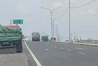 Beberapa truk trailer terlihat berhenti di bahu Jalan Lingkar Utara Lamongan meski sudah ada rambu larangan parkir di sepanjang jalur tersebut. (Foto Dok Ho/RadarBangsa.co.id)