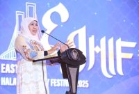 Gubernur Jawa Timur Khofifah Indar Parawansa membuka East Java Halal Industry Festival 2025 di Surabaya. (Foto Dok Ho/RadarBangsa.co.id)