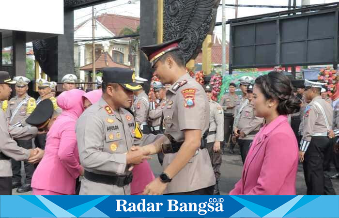 Kapolres Lamongan AKBP Agus Dwi Suryanto memimpin upacara Sertijab Kasat Lantas dan Kasat Polairud di Lapangan Apel Mapolres Lamongan, Selasa (18/11/2025). (Foto Dok Ho/RadarBangsa.co.id)