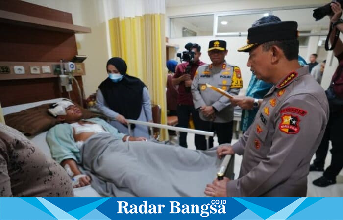Kapolri Jenderal Listyo Sigit Prabowo saat menjenguk korban ledakan SMAN 72 di RSI Cempaka Putih, Jakarta, Sabtu (8/11/2025). (Foto Dok Ho/RadarBangsa.co.id)