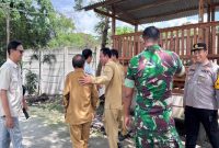 Kapolsek Tikung AKP Anang Purwo Widodo, SH., bersama Camat Tikung Sujirman meninjau kandang domba jenis croos texel milik Bumdes Wira Karya Sejahtera Desa Tambakrigadung, Lamongan, Senin (4/11/2025). (Foto Dok Ho/RadarBangsa.co.id)