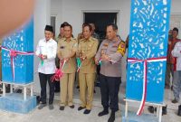 Kapolsek Tikung AKP Anang Purwo Widodo dan Camat Tikung H. Sujirman Sholeh membuka secara simbolik gerai KDMP Guminingrejo melalui pengguntingan pita, Senin (3/11). (Foto Dok Ho/RadarBangsa.co.id)