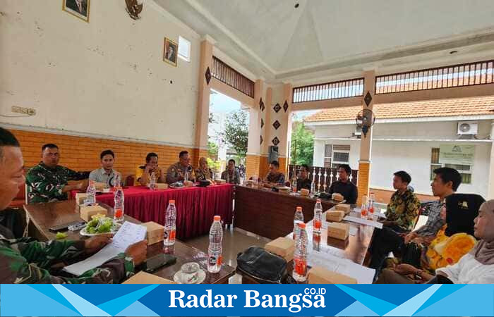 Forkopimcam Tikung menggelar rapat koordinasi penyelarasan data penerima manfaat Program Makan Bergizi di Pendopo Kecamatan Tikung. (Foto Dok Ho/RadarBangsa.co.id)
