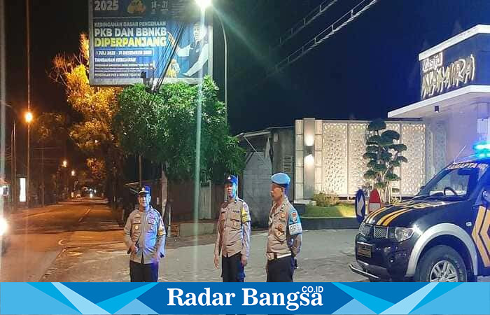 Kapolsek Tikung meningkatkan patroli malam di Masjid Namira untuk menjaga keamanan wilayah. (Foto Dok Ho/RadarBangsa.co.id)