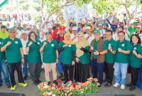 Gubernur Jawa Timur Khofifah Indar Parawansa melepas parade defile Dies Natalis ke-71 Universitas Airlangga dan 112 Tahun Pendidikan Dokter di Fakultas Kedokteran UNAIR Surabaya, Minggu (9/11). (Foto Dok Ho/RadarBangsa.co.id)