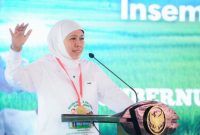 Gubernur Jawa Timur Khofifah Indar Parawansa memimpin pelaksanaan inseminasi buatan perdana pada sapi sebagai simbol dimulainya Gerakan Serentak Pelayanan Inseminasi Buatan 2025 di Jember. (Foto Dok Ho/RadarBangsa.co.id)