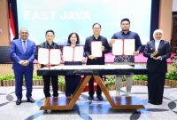 Gubernur Khofifah menandatangani komitmen transaksi perdagangan antara pelaku usaha Jatim dan Singapura. (Foto Dok Ho/RadarBangsa.co.id)