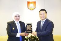 Gubernur Jawa Timur Khofifah Indar Parawansa menyerahkan cenderamata khas Jawa Timur kepada Menteri Pendidikan Singapura Desmond Lee saat pertemuan pembahasan penguatan kerja sama pendidikan (Foto Dok Ho/RadarBangsa.co.id).