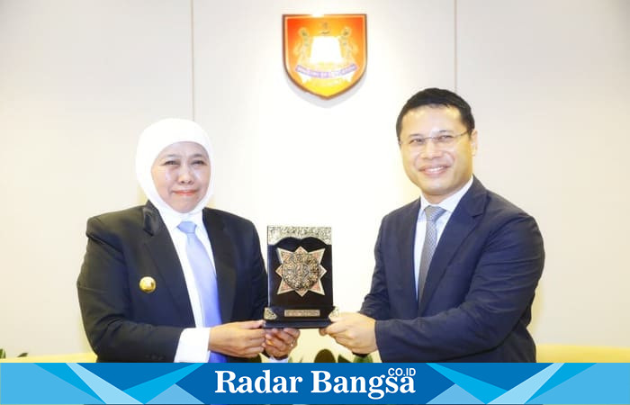 Gubernur Jawa Timur Khofifah Indar Parawansa menyerahkan cenderamata khas Jawa Timur kepada Menteri Pendidikan Singapura Desmond Lee saat pertemuan pembahasan penguatan kerja sama pendidikan (Foto Dok Ho/RadarBangsa.co.id). 