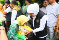 Gubernur Jawa Timur Khofifah Indar Parawansa meninjau Pasar Murah di Kecamatan Beji, Pasuruan, untuk memastikan stabilitas harga jelang Nataru. (Foto Dok Ho/RadarBangsa.co.id)