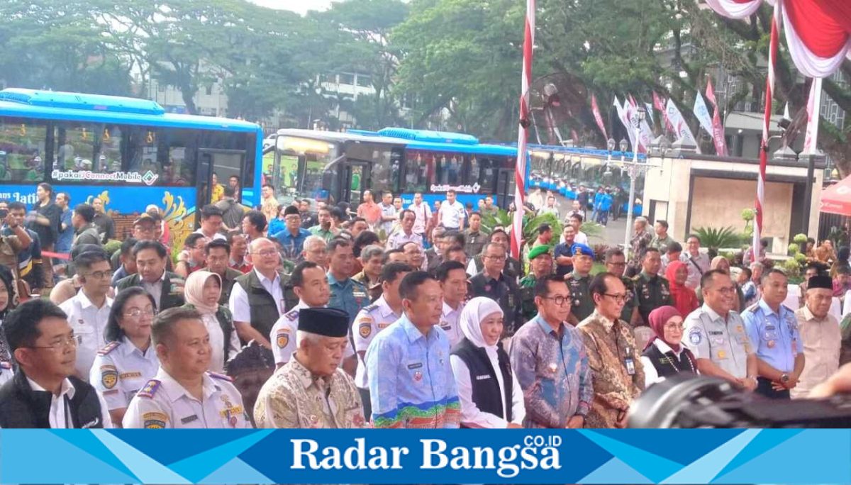 Gubernur Jawa Timur meresmikan operasional Bus Trans Jatim di Balai Kota Malang dengan disaksikan jajaran pemerintah daerah. (Foto Dok Ho/RadarBangsa.co.id)