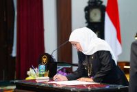 Pelantikan 134 kepala sekolah SMA, SMK, dan SLB oleh Gubernur Jawa Timur Khofifah di Gedung Grahadi. (Foto Dok Ho/RadarBangsa.co.id)