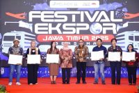 Penandatanganan LoI antara pelaku IKM Jatim dan Atase Perdagangan Malaysia pada Festival Ekspor Jatim 2025 di Surabaya. (Foto Dok Ho/RadarBangsa.co.id)