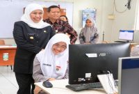 Gubernur Jawa Timur Khofifah Indar Parawansa meninjau pelaksanaan Tes Kemampuan Akademik (TKA) Gelombang ke-2 di SMAN 5 Surabaya, Rabu (5/11/2025). (Foto Dok Ho/RadarBangsa.co.id)