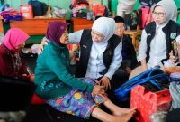 Gubernur Khofifah didampingi Bupati Lumajang saat petugas kesehatan memeriksa kondisi pengungsi terdampak APG Semeru di pos penampungan SDN 4 Supiturang, Lumajang. (Foto Dok Ho/RadarBangsa.co.id)