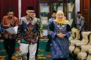 Gubernur Jawa Timur Khofifah Indar Parawansa menerima Menteri Haji dan Umroh RI KH M. Irfan Yusuf di Grahadi, Surabaya, membahas tambahan kuota haji serta peluang suplai makanan siap saji dari Jawa Timur. (Foto Dok Ho/RadarBangsa.co.id)