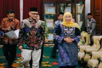 Gubernur Jawa Timur Khofifah Indar Parawansa menerima Menteri Haji dan Umroh RI KH M. Irfan Yusuf di Grahadi, Surabaya, membahas tambahan kuota haji serta peluang suplai makanan siap saji dari Jawa Timur. (Foto Dok Ho/RadarBangsa.co.id)