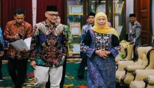 Gubernur Jawa Timur Khofifah Indar Parawansa menerima Menteri Haji dan Umroh RI KH M. Irfan Yusuf di Grahadi, Surabaya, membahas tambahan kuota haji serta peluang suplai makanan siap saji dari Jawa Timur. (Foto Dok Ho/RadarBangsa.co.id)