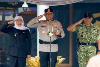 Gubernur Jawa Timur Khofifah Indar Parawansa bersanma Kapolda Jawa Timur Irjen Pol Nanang Avianto memimpin Apel Kesiapan Tanggap Darurat Bencana Hidrometeorologi di Mapolda Jatim, Surabaya, Rabu (5/11/2025). )Foto Dok Ho/RadarBangsa.co.id)