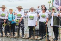 Gubernur Jawa Timur Khofifah Indar Parawansa bersama vokalis Slank, Kaka, menanam bibit mangrove dalam Festival Mangrove VIII di Pantai Martajasah, Bangkalan, Senin (3/11/2025). (Foto Dok Ho/RadarBangsa.co.id)