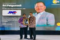 SVP Marketing Group Head JNE, Eri Palgunadi, menerima penghargaan Best Chief Marketing Officer (CMO) Award 2025 untuk kategori Logistics & Courier dari Warta Ekonomi Group di The Sultan Hotel, Jakarta, Kamis (31/10/2025). (Dok Foto JNE)
