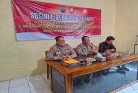 Kapolsek Tikung AKP Anang Purwo Widodo (tengah) bersama Kasi Hukum Polres Lamongan IPDA Nurochman (kiri) dan Kanit Reskrim IPDA Andi Nurcahya (kanan) saat kegiatan sosialisasi hukum di Mapolsek Tikung, Kamis (6/11/2025). (Foto Dok HO/RadarBangsa.co.id)