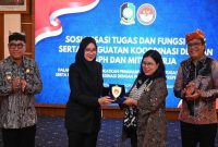 Bupati Ipuk menerima cenderamata dari LPSK usai kegiatan sosialisasi penguatan perlindungan saksi dan korban di Banyuwangi. (Foto Dok Ho/RadarBangsa.co.id)