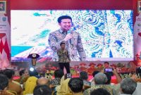Wakil Gubernur Jawa Timur Emil Elestianto Dardak saat memberikan apresiasi kepada Pemerintah Kabupaten Lamongan atas progres pelaksanaan program Koperasi Desa/Kelurahan Merah Putih (KDMP) dalam acara Kick Off Pelatihan Pendamping KDMP se-Jawa Timur di Asrama Haji Surabaya, Senin (3/11/2025). (Foto Dok Ho/RadarBangsa.co.id)