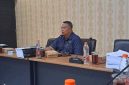 Ketua Komisi C DPRD Kabupaten Lamongan, Mahfud Shodiq saat beri penjelasan kepada awak media di ruangan kerjanya, Rabu (12/11/2025). (Foto Dok Ho/RadarBangsa.co.id)