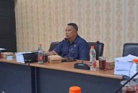 Ketua Komisi C DPRD Kabupaten Lamongan, Mahfud Shodiq saat beri penjelasan kepada awak media di ruangan kerjanya, Rabu (12/11/2025). (Foto Dok Ho/RadarBangsa.co.id)