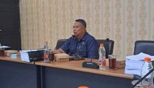 Ketua Komisi C DPRD Kabupaten Lamongan, Mahfud Shodiq saat beri penjelasan kepada awak media di ruangan kerjanya, Rabu (12/11/2025). (Foto Dok Ho/RadarBangsa.co.id)