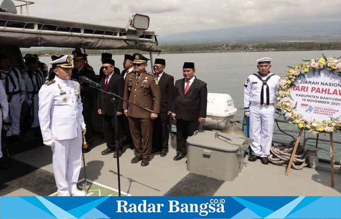 Upacara tabur bunga memperingati Hari Pahlawan digelar di atas KAL Sembulungan II-5-42 di Selat Bali, Banyuwangi, Senin (10/11/2025). (Foto Dok Ho/RadarBangsa.co.id)
