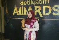 Anggota DPD RI Lia Istifhama menerima penghargaan Figur Akselerator Kemajuan dalam DetikJatim Awards 2025 (Foto Dok Ho/RadarBangsa.co.id)