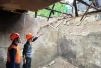 Petugas BPBD Kabupaten Pasuruan meninjau lokasi rumah warga yang rusak akibat longsor di Dusun Purwono, Desa Baledono, Kecamatan Tosari, Rabu (5/11/2025) (Foto Dok Ho/RadarBangsa.co.id)