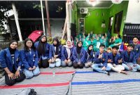 Mahasiswa Ilmu Hukum USM berfoto bersama usai sosialisasi perizinan UMKM di Kelurahan Muktiharjo Kidul, Semarang. (Foto Dok Ho/RadarBangsa.co.id)