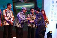 Wakil Bupati Banyuwangi Mujiono menerima penghargaan Indonesia Smart Nation Award 2025 kategori Best Smart Branding Innovation di Jakarta, Sabtu (8/11/2025). (Foto Dok Ho/RadarBangsa.co.id)